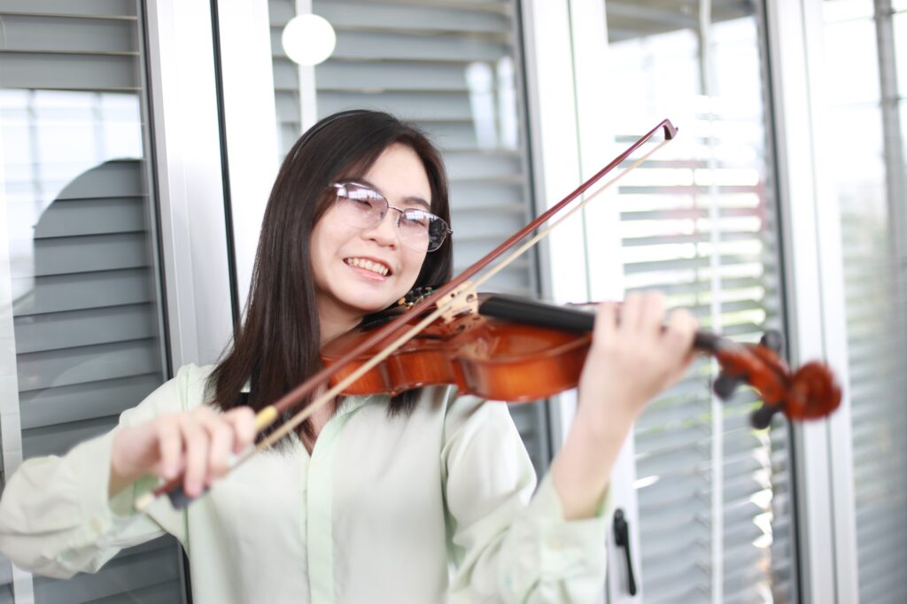 A young violinist who enjoys playing for contests.